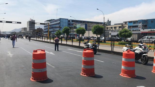 Restricciones al tránsito vehicular se realizan frente a la Casa del Pueblo, donde será velado el ex presidente Alan García. (Juan Pablo León / El Comercio)