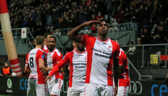 Miguel Araujo se ha convertido en el motor anímico del Emmen FC. Hoy su equipo ganó con gol de otro peruano, Sergio Peña. (Foto: Emmen FC)