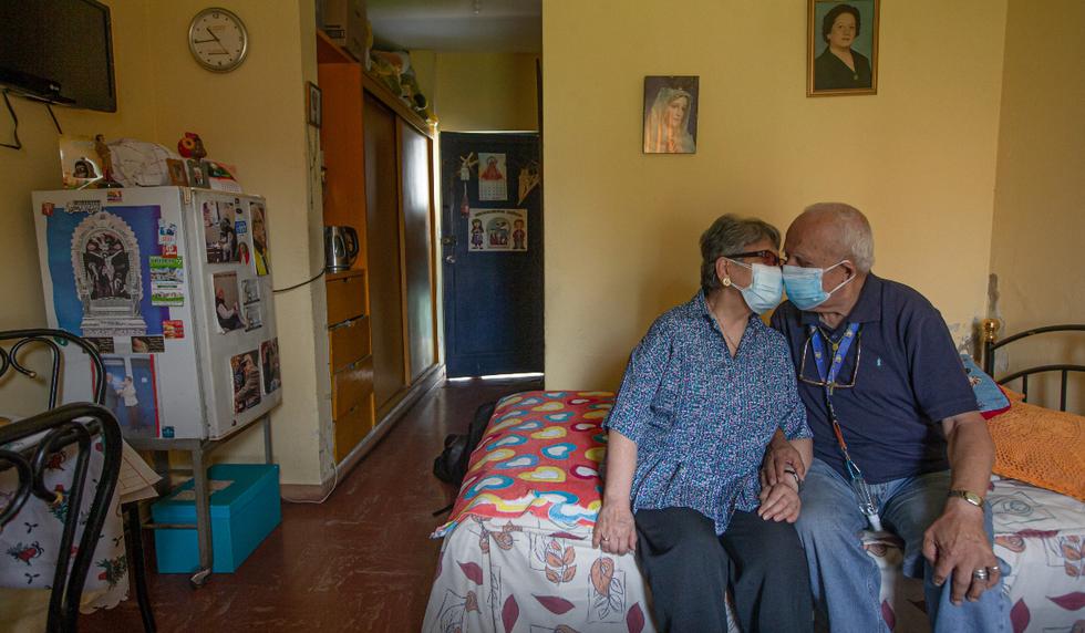 Don Carlos y doña Lucrecia se conocieron en la adolescencia hace 70 años, aproximadamente, en el gobierno de Odria. Comenzaron como amigos y entre las miradas y conversaciones de antaño se enamoraron. Los años de vida juntos se hicieron recuerdos inseparables hasta el día de hoy. Ellos viven una habitación cómoda y llena de fotos en el hogar Canevaro | Foto :jorge.cerdan@photo.gec