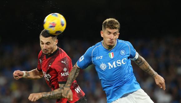 AC Milan's Bosnian midfielder #33 Rade Krunic fights for the ball with Napoli's Italian defender #22 Giovanni Di Lorenzo during the Italian Serie A football match between Napoli and AC Milan on October 29, 2023 at the Diego Armando Maradona stadium in Naples. (Photo by Carlo Hermann / AFP)