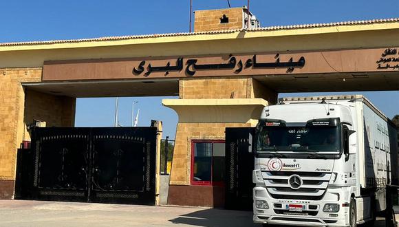 Un camión de ayuda regresa después de descargar ayuda humanitaria en el cruce fronterizo de Rafah en Egipto con la Franja de Gaza el 4 de diciembre de 2023. (Foto de AFP)