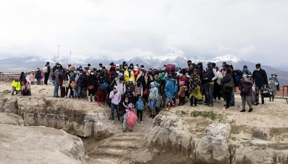 Migrantes en la frontera entre Bolivia y Chile, en Colchane. (Foto: AFP)