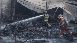 Incendio en Panamericana Sur arrasa con varios puestos de muebles y los deja en escombros | VIDEO