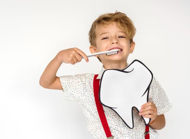 Cuando el niño asocia las visitas al dentista con experiencias positivas, es más probable que adopte prácticas de cuidado dental saludables en su vida diaria. En concreto, esto incluye cepillarse los dientes regularmente, usar hilo dental y evitar alimentos y bebidas que puedan dañar los dientes.