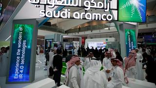Aramco cumple lo previsto y debuta en bolsa como la mayor compañía del mundo