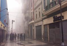 Incendio consume dos tiendas de zapatos en Jirón de la Unión