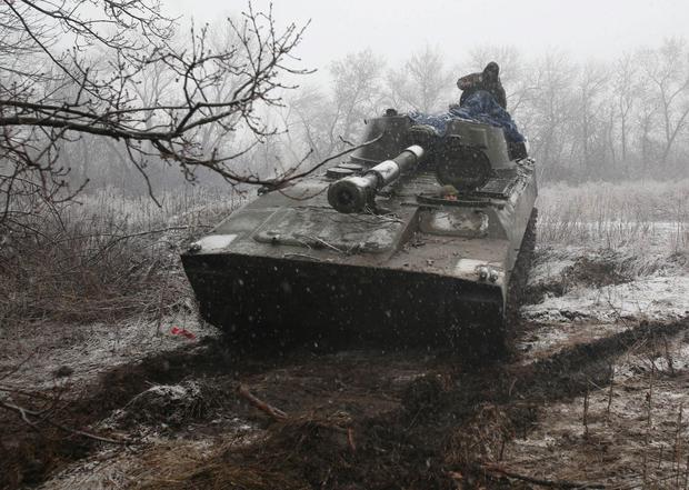 Ukrainian artillerymen hold positions in the Luhansk region on March 2, 2022. (Anatolii Stepanov / AFP)