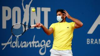 El tenista alemán Benjamin Hassan jugó un partido con una mascarilla en el rostro