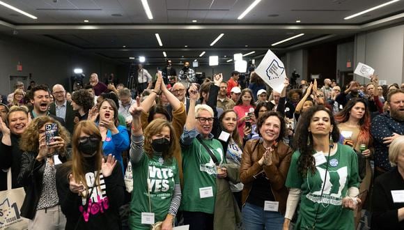 Partidarios del derecho al aborto celebran ganar el referéndum sobre el llamado Tema 1, una medida para consagrar el derecho al aborto en la Constitución de Ohio, en Columbus, Ohio, el 7 de noviembre de 2023. (Foto de Megan JELINGER / AFP)