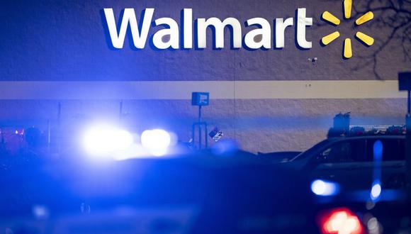 La policía se encuentra en la escena de un tiroteo masivo en un Walmart, en Chesapeake, Virginia. (AP Photo/Alex Brandon).