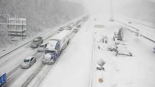 “Hemos estado atrapados por 12 horas”, el increíble bloqueo de carreteras que produjo una tormenta en EE.UU.