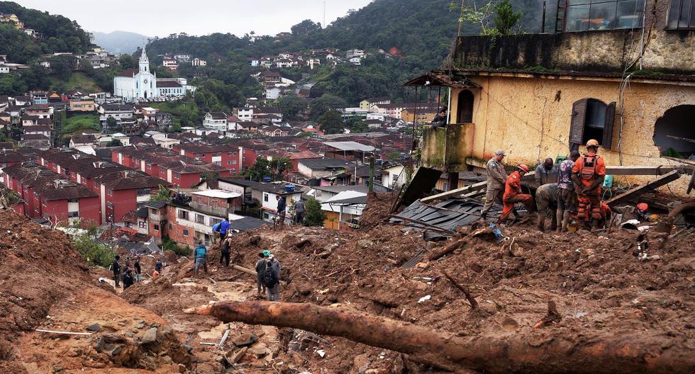 Los equipos de rescate buscan sobrevivientes después de un deslizamiento de tierra en Petrópolis, Brasil, el 16 de febrero de 2022. (CARL DE SOUZA / AFP).