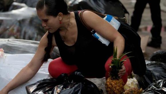 Crisis obliga a venezolanos a buscar comida en la basura