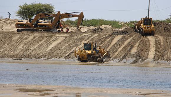 Los trabajos de descolmatación del río Piura han sido cuestionados por los colegios profesionales y las universidades de Piura. (Foto: Ralph Zapata)