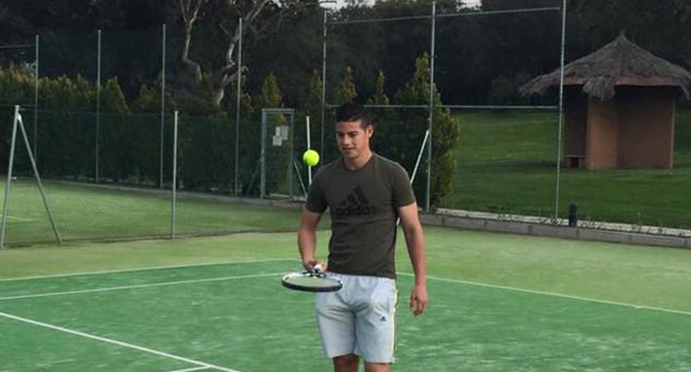 James Rodríguez se relaja jugando al tenis. (Foto: Facebook James Rodríguez)