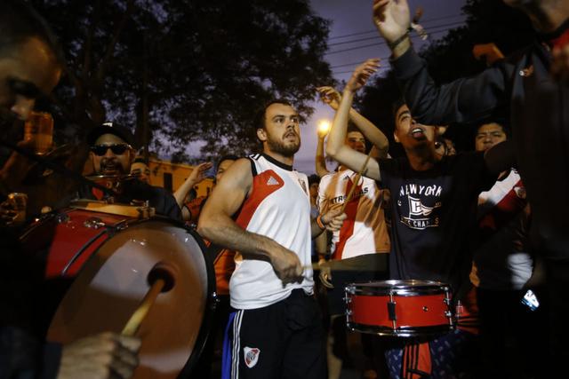 Hinchas de River Plate caminaron desde miraflores hasta el hotel para recibir al equipo argentino | Foto: Renzo Salazar/GEC