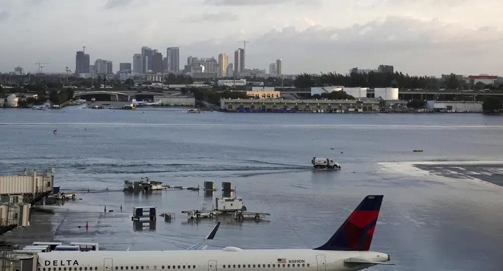 Aviones quedaron detenidos en la pista debido a inundaciones en el Aeropuerto Internacional de Fort Lauderdale Hollywood, en Florida, el jueves 13 de abril de 2023. (Joe Cavaretta/South Florida Sun-Sentinel vía AP).