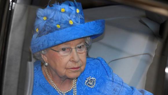 La reina Isabel II exhibió un sombrero azul decorado a su vez con flores azules, cada una de las cuales tenía un disco amarillo brillante en el centro. (Foto: Reuters)