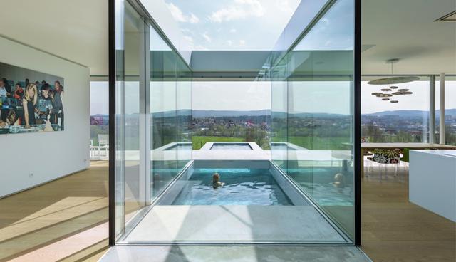 Esta increíble piscina está rodeada de una estructura de cristal. Además, ofrece una espectacular vista del exterior. (Foto: Paul de Ruiter Architects)
