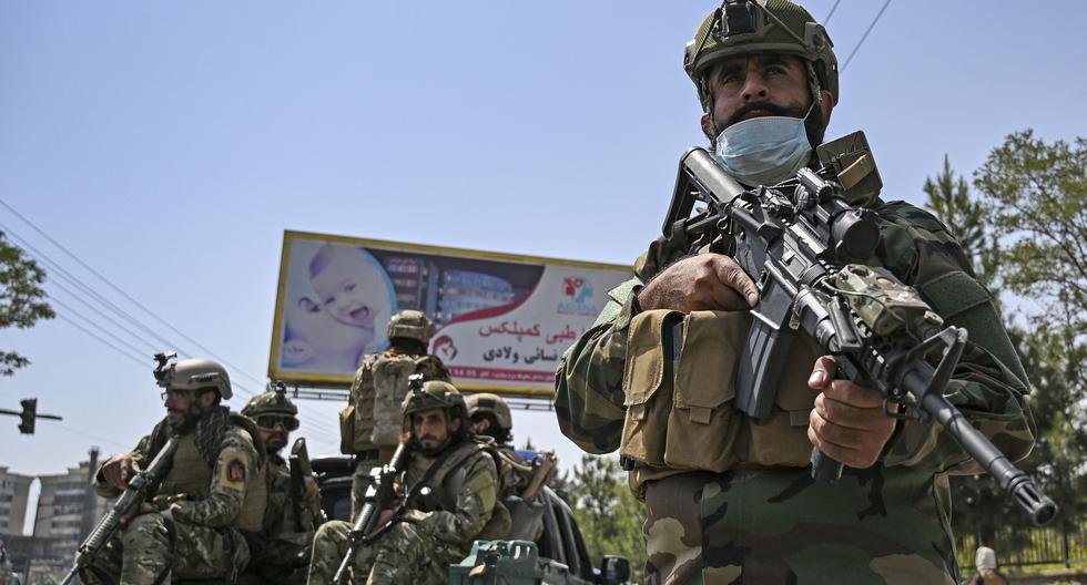 Combatientes talibanes de Fateh, una unidad de fuerzas especiales de los insurgentes, patrullan las calles de Kabul, la capital de Afganistán. (Foto: AFP)