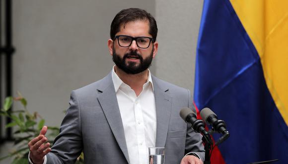 El presidente de Chile, Gabriel Boric, habla después de dar una declaración con su homólogo colombiano, Gustavo Petro (fuera de marco), luego de una reunión en el Palacio Presidencial de La Moneda en Santiago el 9 de enero de 2023. - Petro llegó a Chile en una visita de Estado. (Foto de JAVIER TORRES / AFP)