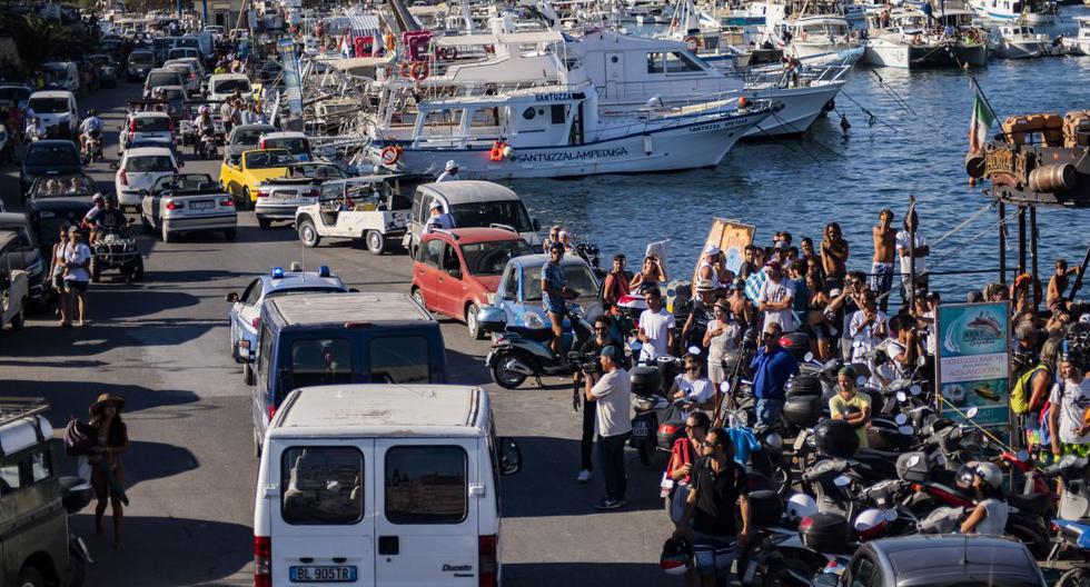 En los últimos tiempos, a la isla Lampedusa han llegado migrantes en diferentes tipos de navíos. Foto referencial. (Archivo / AFP)