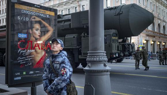 Un soldado de la Rosgvardia (Guardia Nacional) patrulla una calle frente a un misil intercontinental Topol M preparado para el desfile del Día de la Victoria, Moscú, 4 de mayo de 2019. (AP Foto/Alexander Zemlianichenko).