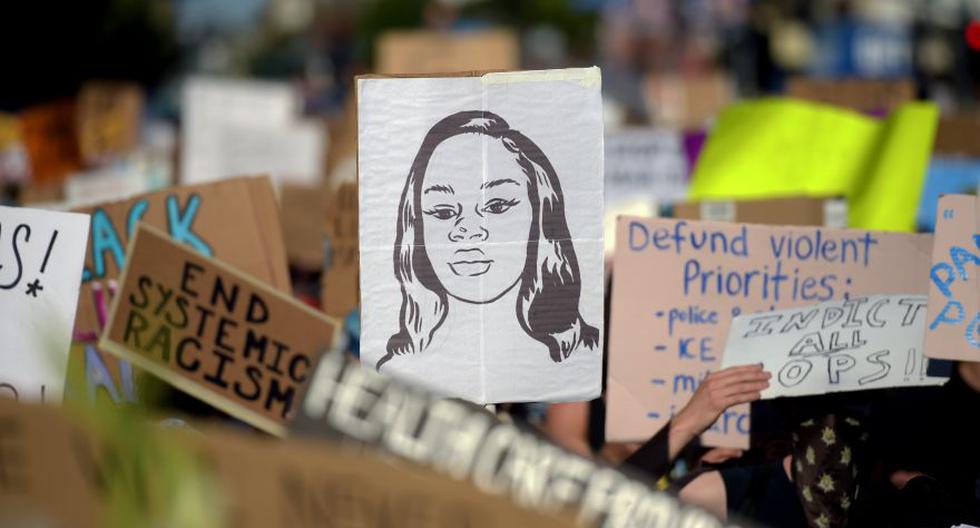 Los manifestantes marchan con pancartas y un retrato de Breonna Taylor durante una manifestación contra el racismo y la brutalidad policial, en Hollywood, California. (Foto: Archivo / Agustin PAULLIER / AFP).