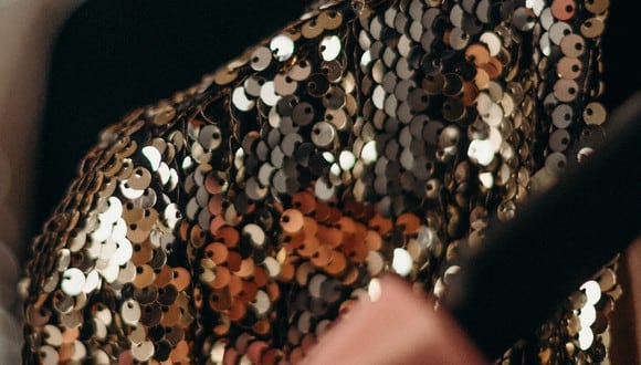 La lentejuela dorada nunca falta en las fiestas de Año Nuevo. (Imagen: cottonbro studio / Pexels)