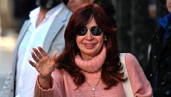 La vicepresidenta argentina Cristina Kirchner saluda a sus simpatizantes cuando sale de su residencia en Buenos Aires, el 2 de septiembre de 2022. (LUIS ROBAYO / AFP).