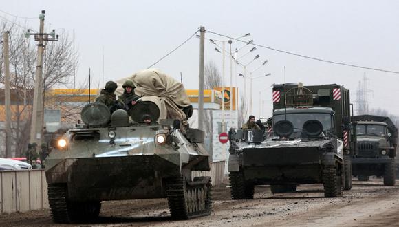 Los vehículos militares del ejército ruso se ven en Armyansk, Crimea, el 25 de febrero de 2022. (Foto referencial: STRINGER / AFP)