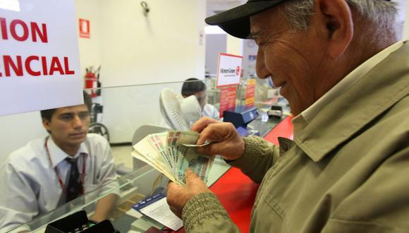 La Oficina de Normalización Previsional indicó que los 350 soles serán depositados en las cuentas bancarias de los pensionistas. (Foto: El Comercio)