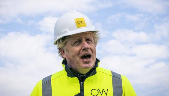 El primer ministro británico, Boris Johnson, hace gestos a bordo del Esvagt Alba durante una visita a Moray Offshore Windfarm East, frente a la costa de Aberdeenshire el 5 de agosto de 2021. (Foto de Jane Barlow / POOL / AFP).