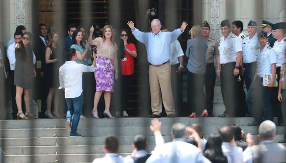 PPK y Mercedes Araoz se despidieron de los trabajadores del Palacio de Gobierno en medio de aplausos. (Lino Chipana / El Comercio)
