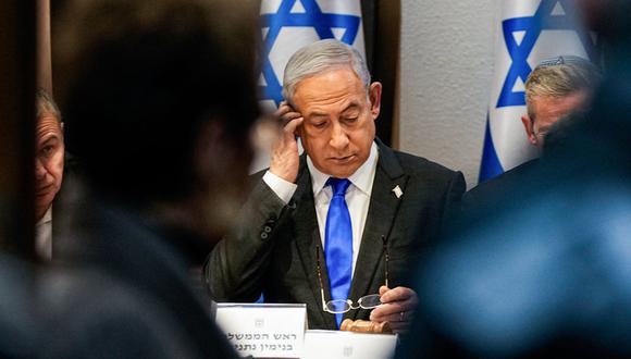 El primer ministro de Israel, Benjamin Netanyahu, preside una reunión de gabinete en la base militar de Kirya, que alberga el Ministerio de Defensa israelí, en Tel Aviv el 24 de diciembre de 2023 | Foto: Ohad Zwigenberg / POOL / AFP