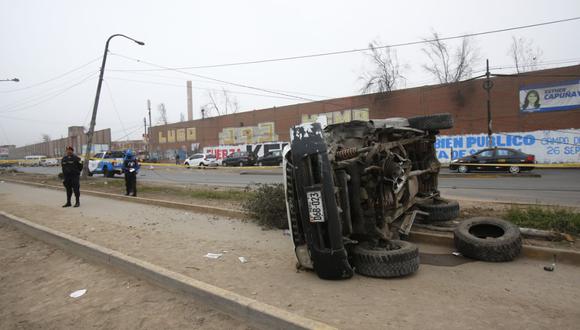 Un hombre de 36 años, conductor de la camioneta, falleció tras choque en la avenida Tomás Valle. (Cesar Grados - GEC)