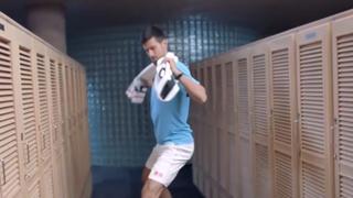 El peculiar baile de Novak Djokovic en su vestuario [VIDEO]