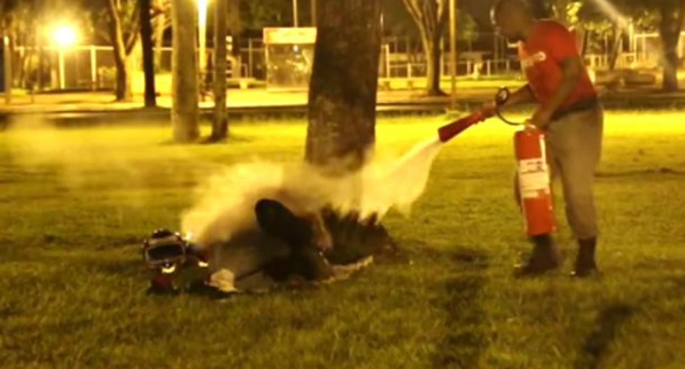 Mira lo que les pasó a estas parejas por besarse en las calles. (Foto: Captura)