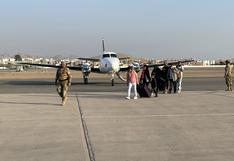 Llegan a Lima en vuelo humanitario desde Tarapoto familiares de bombero fallecido en aeropuerto