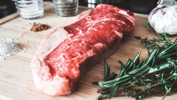 Un pedazo de carne sobre una tabla de cortar. (Foto: Pexels)