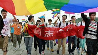 China llama a censurar los videos con contenido gay por considerarlos "anormales"