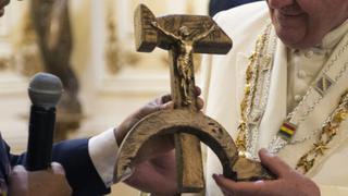 Bolivia defiende el "crucifijo comunista" que le regaló al Papa
