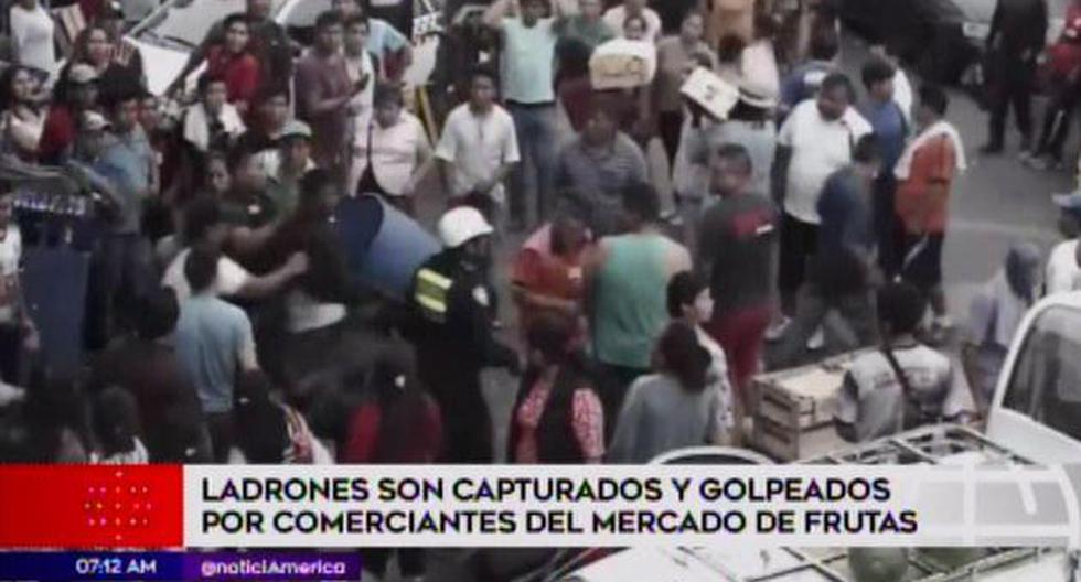Comerciantes atraparon y golpearon a delincuentes que asaltaron a mujer. (Captura: América Noticias)