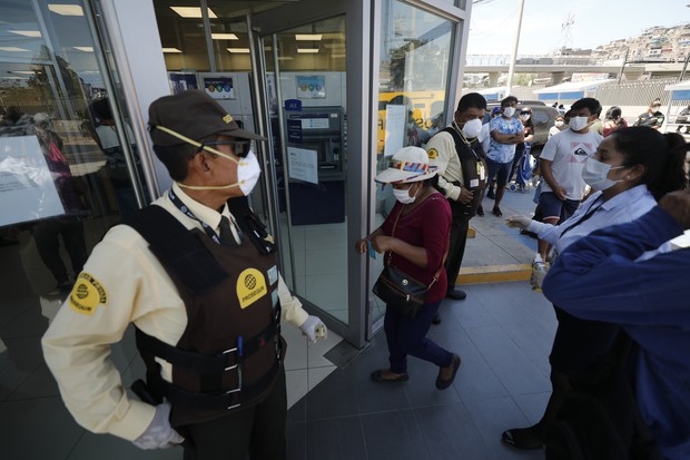 Gente que asiste al banco con mascarillas para cobrar su bono de 380 soles (Foto: Leandro Britto / GEC)