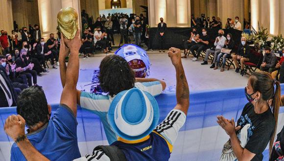 Hinchas ingresan a la Casa Rosada, la sede del Gobierno Argentino, para despedir a Diego Maradona. (Foto: AFP)