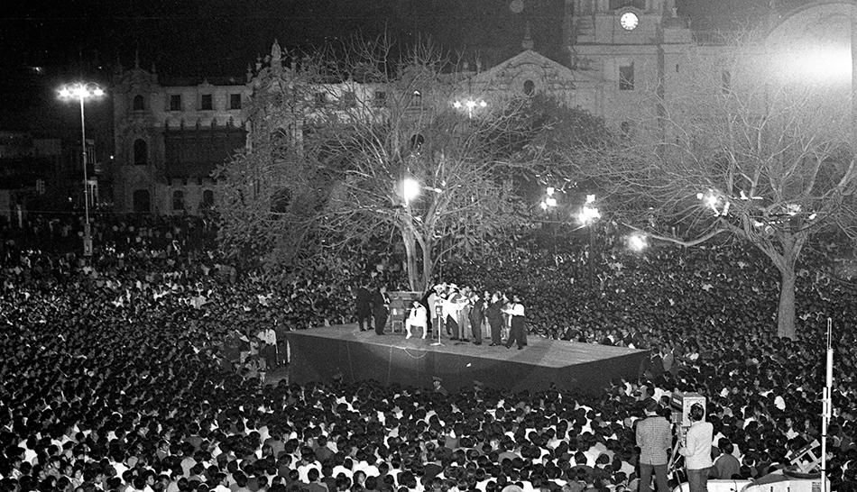 La serenata criolla en la víspera del aniversario de 1968 reunió en un estrado de la Plaza de Armas a las estrellas de radio y TV.  (Foto: Archivo Histórico El Comercio)