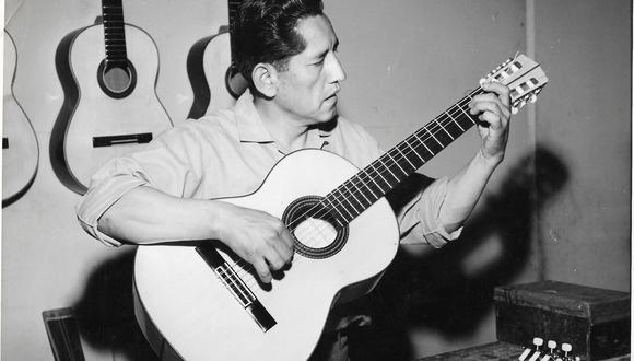 El maestro Abraham Falcón afina una de sus guitarras, en la década de 1960. Foto: archivo familiar.