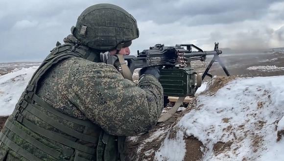 Un soldado disparando durante ejercicios conjuntos de las fuerzas armadas de Rusia y Bielorrusia como parte de una inspección de la Fuerza de Respuesta del Estado de la Unión, en un campo de tiro en Bielorrusia.