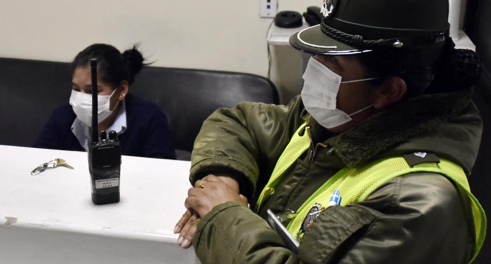 En Bolivia las personas han comenzado a usar cubrebocas en sus actividades diarias para evitar contagiarse del COVID-19. (Archivo / AFP)