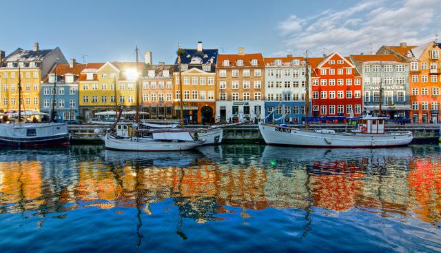 El rey Christian V construyó el canal de Nyhavn en el siglo XVII. Hoy, es una de las zonas más concurridas por viajeros y locales. (Foto: GettyImages).